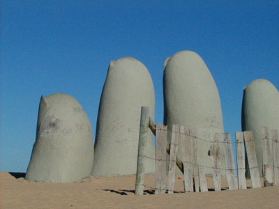 Escultura de "Los dedos" sobre Playa Brava