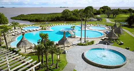 Nostalgia en Sheraton Colonia, 2 noches en habitación Doble Clásica con Vista al Golf