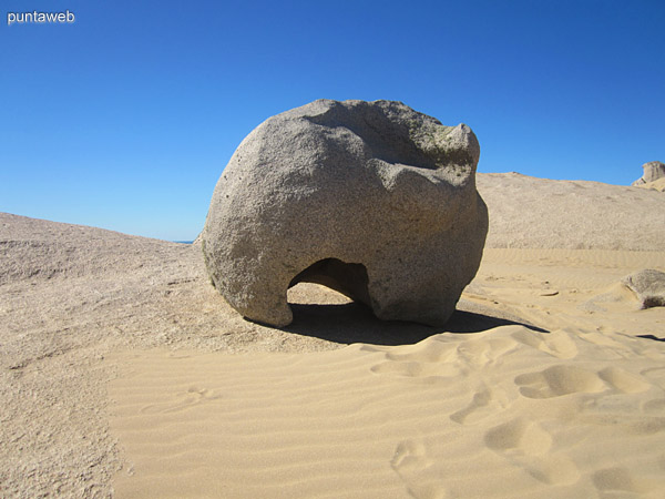 Formaci�n rocosa en los arenales de la barra de Valizas.