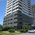 Edificio Jardines del Country: apartamento de tres dormitorios y dos baños con muy buena vista hacia la bahía y entorno residencial