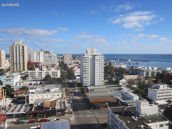 Vista desde la ventana oeste del living hacia el suroeste sobre la pen�nsula de Punta del Este.