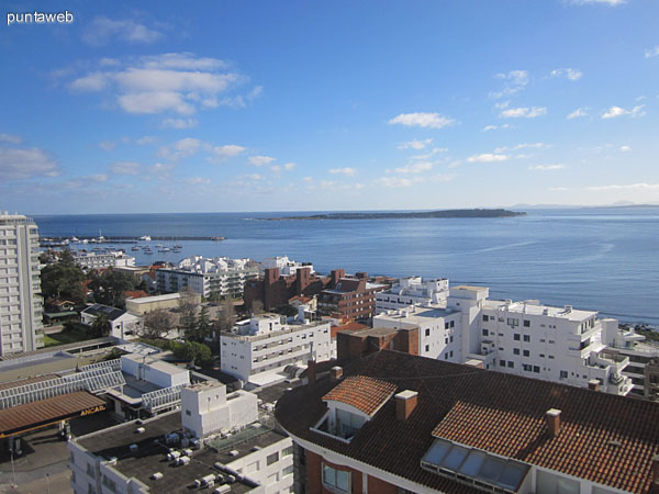 Vista desde la ventana oeste del living hacia el suroeste sobre la pen�nsula de Punta del Este a lo largo de la calle 20.