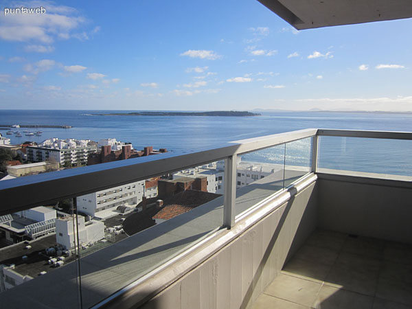 Vista hacia el oeste desde el balc�n terraza del departamento. Al fondo, la Isla Gorriti.