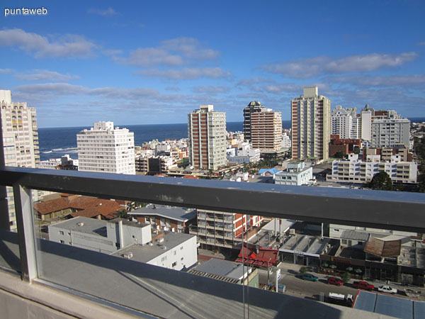 Detalle del balc�n terraza del departamento hacia el oeste sobre la Bah�a de Maldonado.