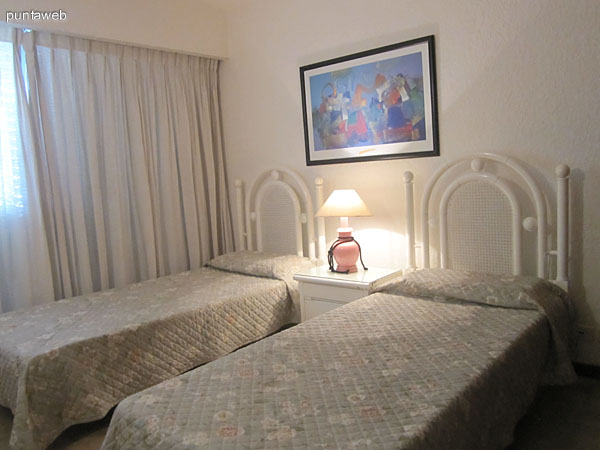 Pasillo de circulaci�n entre el living y los dormitorios a la entrada del departamento. A la derecha, acceso a uno de los dormitorios en suite, a la izquierda acceso a la cocina, a espaldas de la imagen el acceso los otros dos dormitorios.
