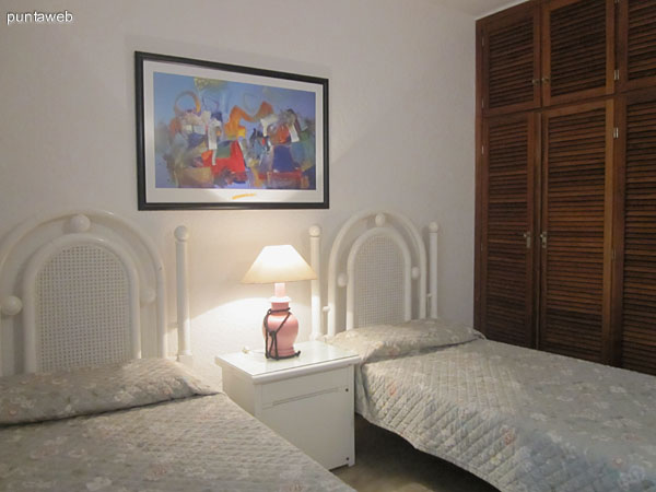 Dormitorio en suite al frente norte del departamento. Est� acondicionado con dos camas individuales y placard en madera de buenas dimensiones.