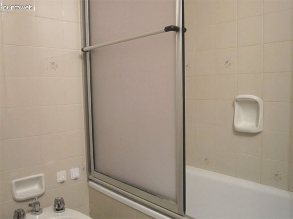 Ba�o en suite del dormitorio al frente norte del departamento.