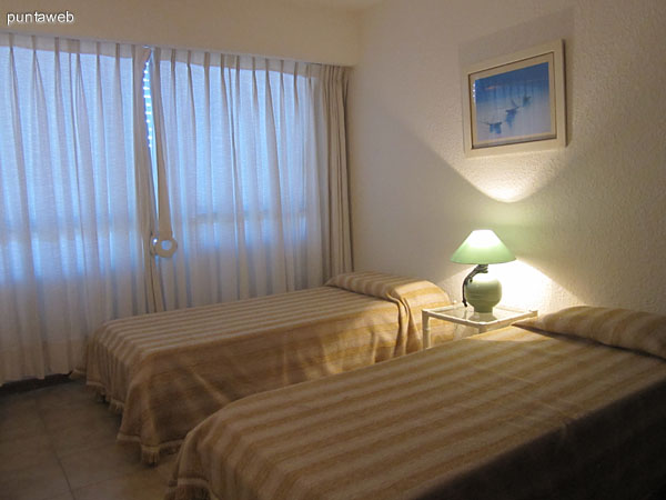 Detalle de ba�era del ba�o en suite del dormitorio al frente norte del departamento.