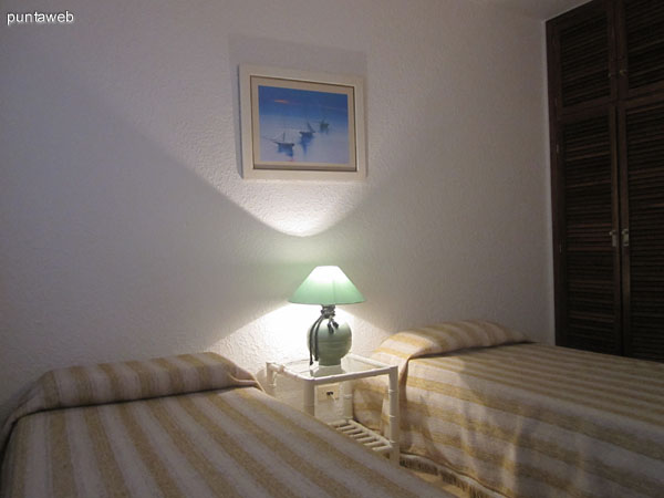 Segundo dormitorio ubicado hacia la fachada suroeste del departamento. Est� acondicionado con dos camas individuales y tiene un ba�o situado en frente.
