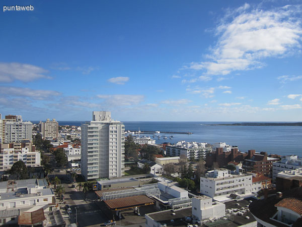 Vista hacia el suroeste desde el segundo dormitorio sobre la pen�nsula de Punta del Este. 