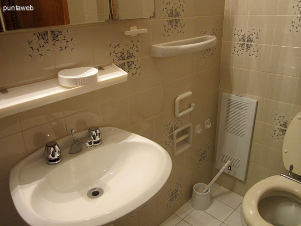 Ba�o del segundo dormitorio situado a la izquierda del pasillo que conduce al dormitorio secundario y principal.