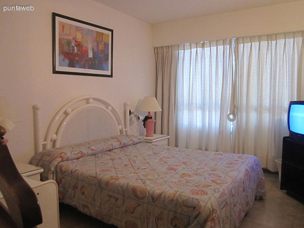 Detalle de artefactos sanitarios del ba�o del segundo dormitorio situado a la izquierda del pasillo que conduce al dormitorio secundario y principal.