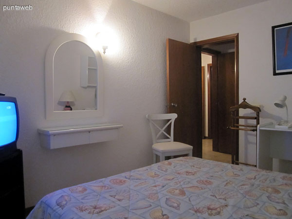 Dormitorio principal en suite. Ubicado sobre la fachada suroeste del departamento. La ventana de pared a pared ofrece vistas sobre la pen�nsula.
