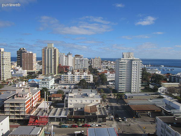 Vista desde el dormitorio principal hacia el suroeste sobre la pen�nsula de Punta del Este.