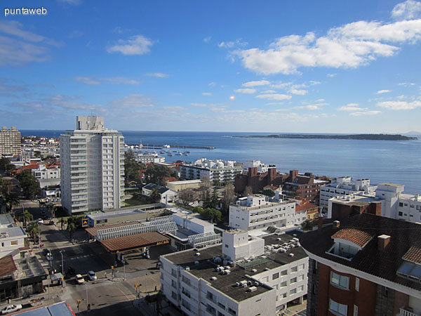 Vista desde el dormitorio principal hacia el suroeste sobre la pen�nsula de Punta del Este a lo largo de la calle 20.