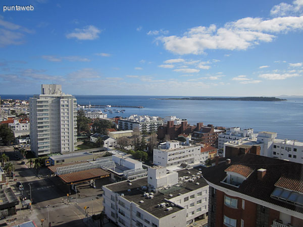Vista desde el dormitorio principal hacia el oeste sobre parte de la pen�nsula de Punta del Este. Al fondo, parte del puerto y la Isla Gorriti.
