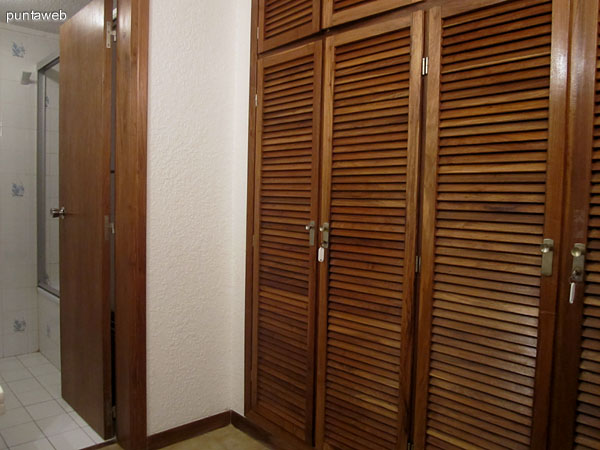 Detalle de sanitarios en el ba�o en suite del dormitorio principal.