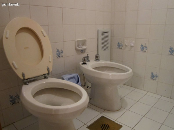 Placares en madera, amplios, en el ba�o en suite del dormitorio principal.