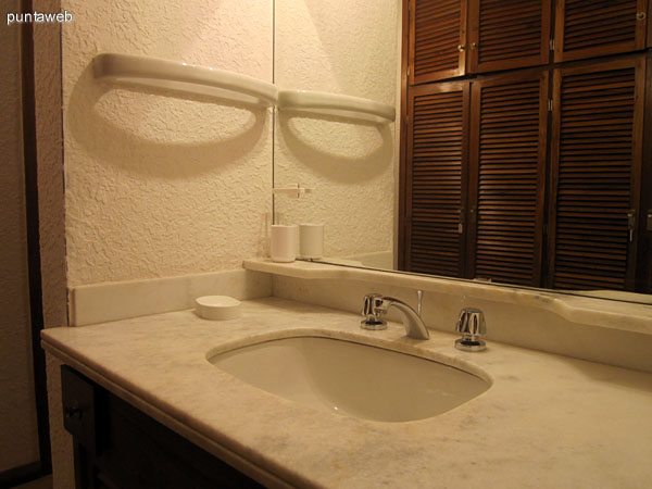 Vista desde la parte de servicios sanitarios y ba�era hacia el espacio de placares y lavabo del ba�o en suite del dormitorio principal.