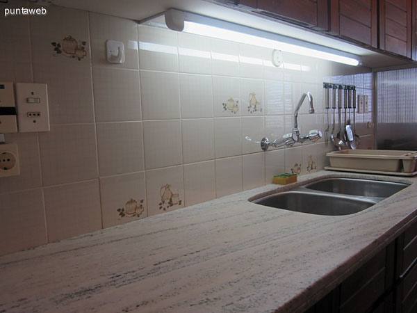 Detalle de lavabo en el ba�o en suite del dormitorio principal.