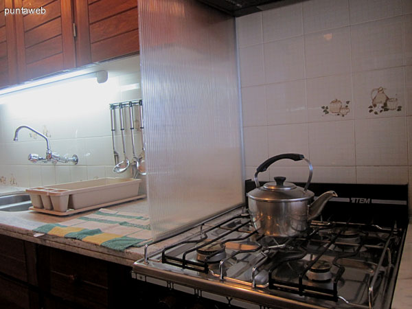 Mesada en la pared norte de la cocina. Acondicionada con muebles bajo mesada en madera.