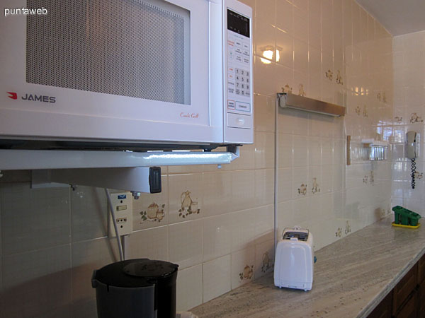 Espacio de cocina con campana extractora.