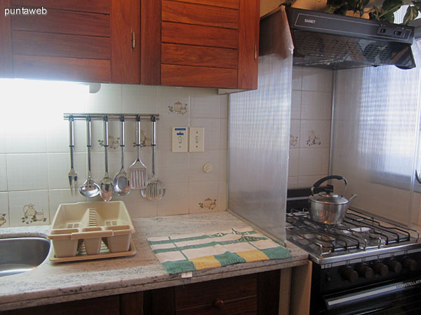 Detalle de heladera, mesada y muebles sobremesada en la pared sur de la cocina.