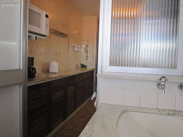 Detalle de cocina, mesada y muebles sobre y bajo mesada en la pared sur de la cocina.