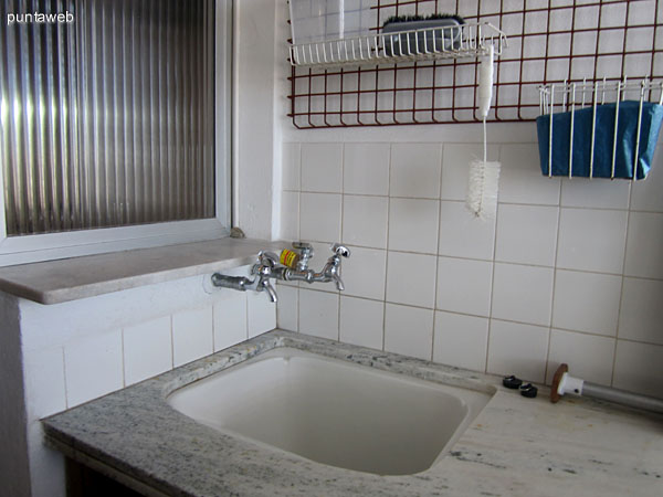 Lavadero a continuaci�n de la cocina. Vista desde la mesada con bacha hacia la cocina.