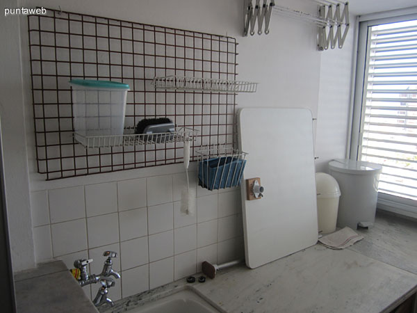 Detalle de la bacha en el lavadero a continuaci�n de la cocina. Acondicionado con tenders.