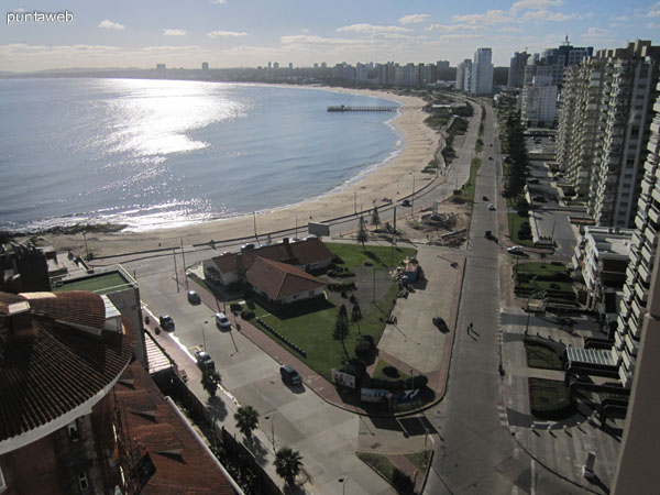 Vista hacia el oeste desde la ventana oeste del living. Al fondo se aprecia la Isla Gorriti.