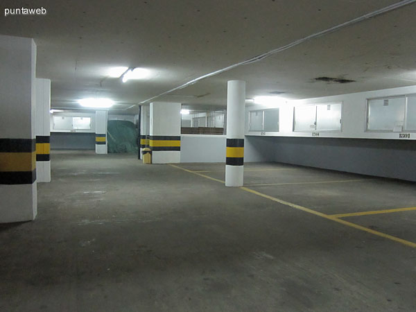 Estar al final del acceso al edificio. A la izquierda, el acceso al lobby del edificio.