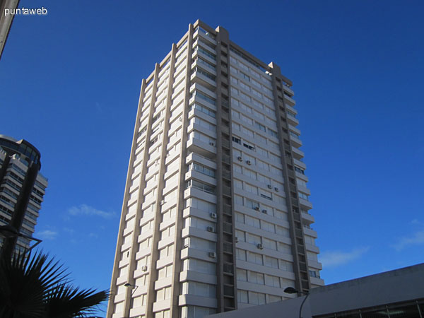 Esquina de la calle 20 y calle 31. El edificio cuenta con locales comerciales tanto sobre la calle 31 como sobre la calle 20.