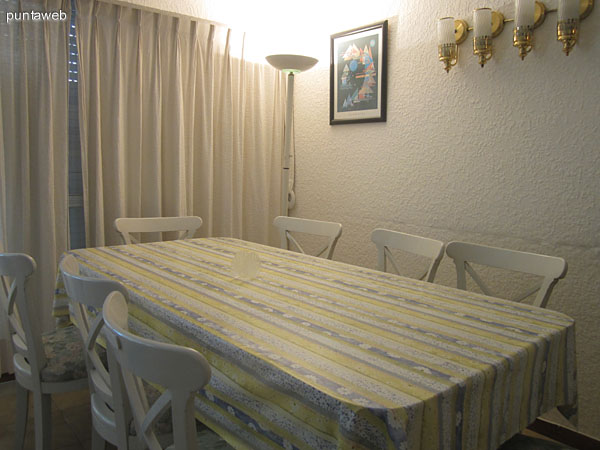 Mesa del comedor a la derecha del living. Est� acondicionada con sillas para ocho personas.