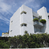 Edificio Catamarán: hermoso apartamento con vista al mar de cuatro dormitorios con jardín y parrillero en la zona del faro de Punta del Este.