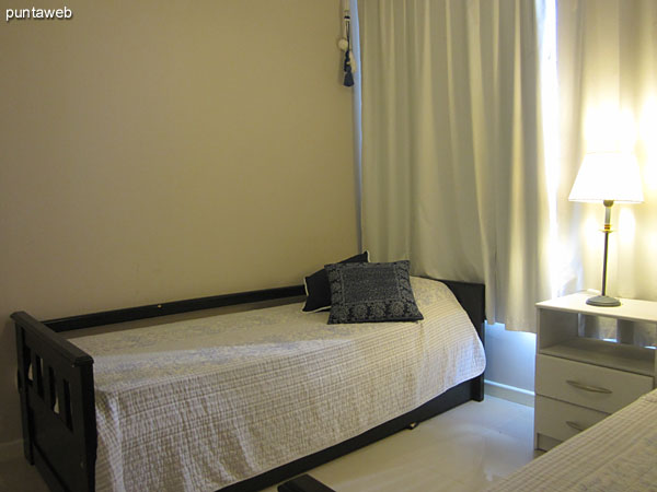 Tercer dormitorio. Acondicionado con dos camas individuales y equipado con ventilador de techo.