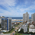 Edificio Long Beach: apartamento de dos dormitorios y medio con vista a la playa Brava.