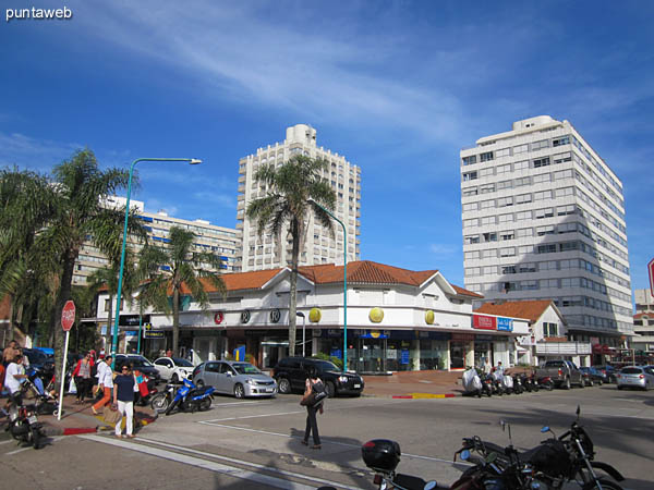 Apartamento de dos dormitorios y dos baños con patio y parrillero en la