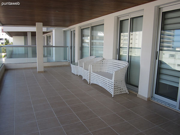 Vista desde el amplio balc�n terraza hacia la playa Brava sobre el techo de la pileta climatizada del edificio.