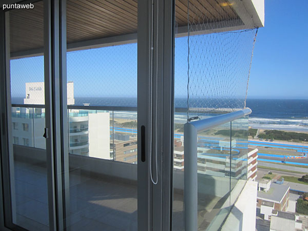 Importante ventana en esquinero de piso a techo en la suite. Aporta gran luminosidad al ambiente ofreciendo vistas hacia la playa Brava y entorno de barrio residencial con edificios bajos.