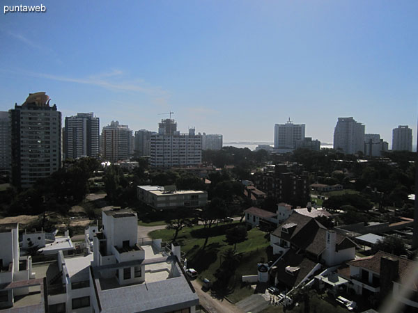 Vista hacia el noroeste desde el segundo balcón terraza del apartamento sobre entorno de barrio residencial.