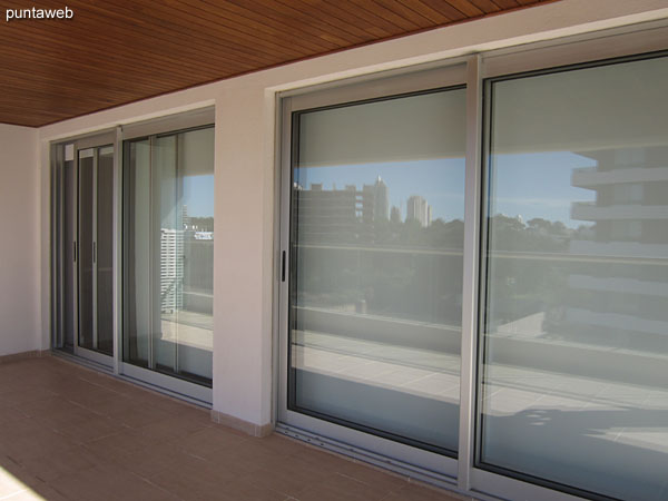 Gran balc�n terraza conecta todos los ambientes del apartamento.<br><br>Vista hacia el noreste sobre entorno de barrios residenciales.