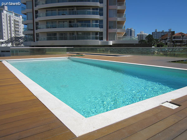 General view of the heated pool. In front of the reception building and integrated via a ramp at Spa sector.