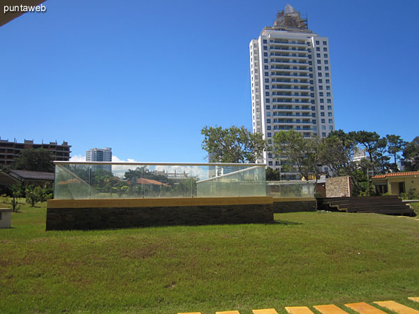 Vista general del lobby en la zona de acceso al jardín del predio donde se encuentran las piscinas al aire libre.