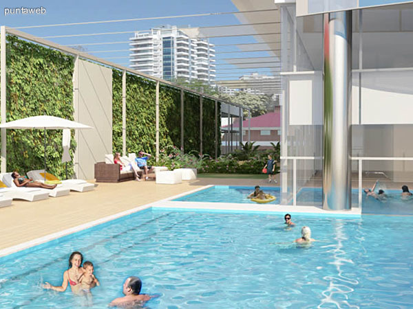 Imagen de piscina exterior y Solarium en planta baja.