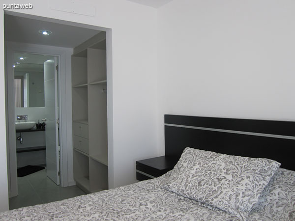 La suite cuenta con espacio tipo vestidor con estantes y placares hacia el baño.