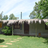Casa con amplio jardín cercado y piscina.