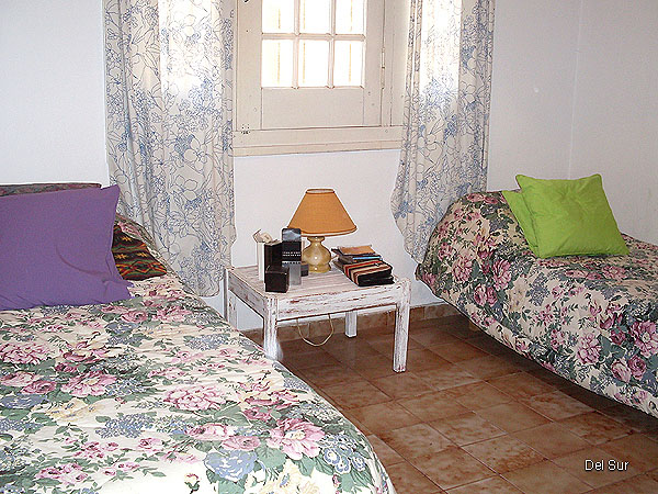 Cama de dos plazas del dormitorio principal.