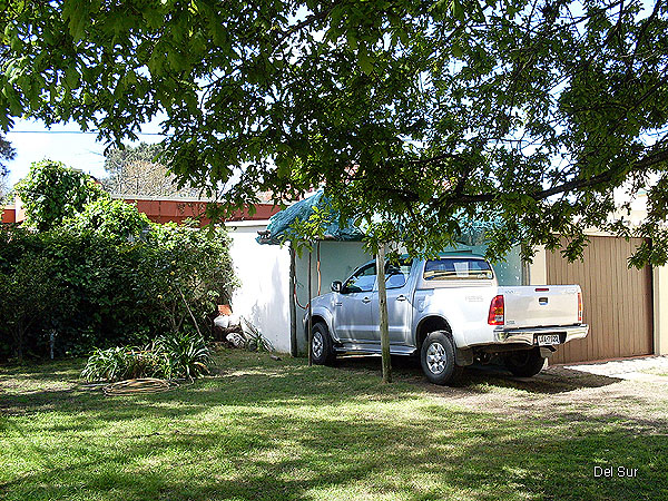 Fachada con amplio ventanal perteneciente al living comedor.