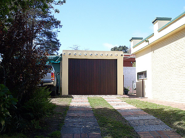 Parque lateral, cochera y garage.